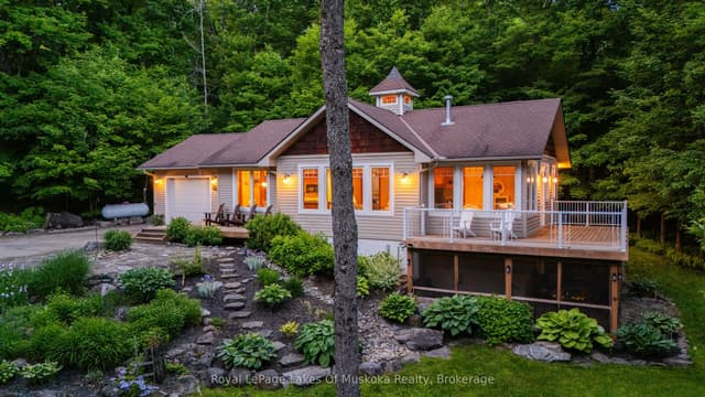 Detached at 42 E Menominee Lake Road, Huntsville, ON P1H 2J3