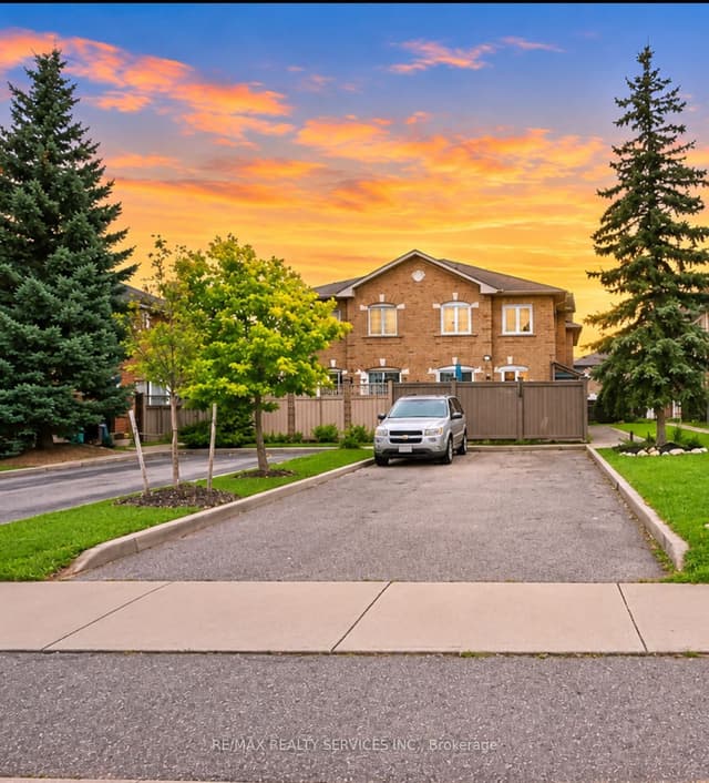 Att/Row/Townhouse at 121 Pressed Brick Drive, Brampton, ON L6V 4K5