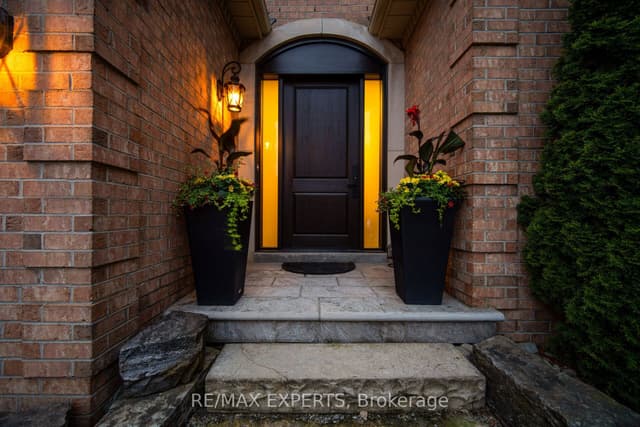 Detached at 904 Damascus Court, Newmarket, ON L3X 1L1