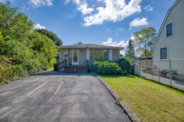 Detached at 4166 Chippawa Parkway, Niagara Falls, ON L2G 6E5