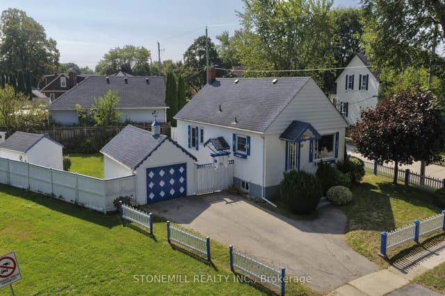 Detached at 272 Carlton Street, St. Catharines, ON L2N 1B9