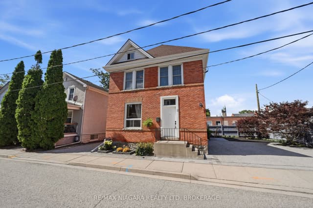 Detached at 8 Trafalgar Street, St. Catharines, ON L2R 3L7