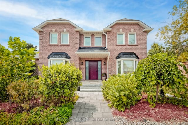 Detached at 2 Kirkland Court, Richmond Hill, ON L4C 9J1