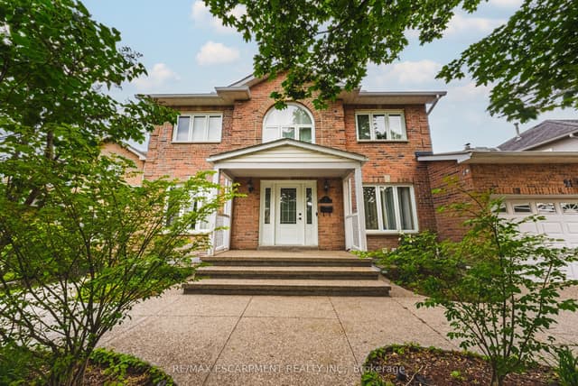Detached at 21 Moss Boulevard, Hamilton, ON L9H 6S3
