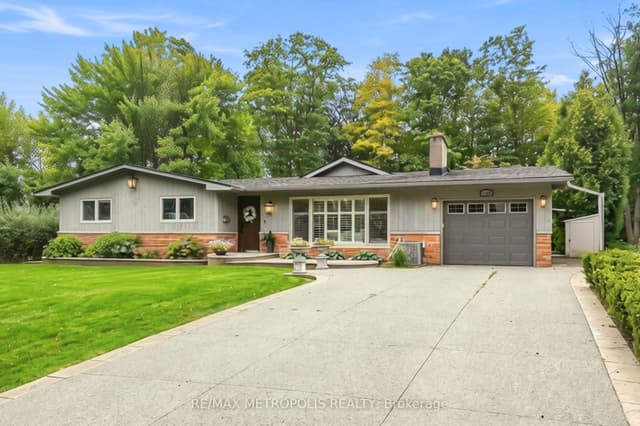 Detached at 1228 Elgin Crescent, Oakville, ON L6H 2J7