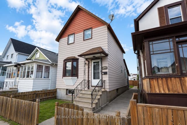 Detached at 129 HERON Street, Thunder Bay, ON P7C 2M2