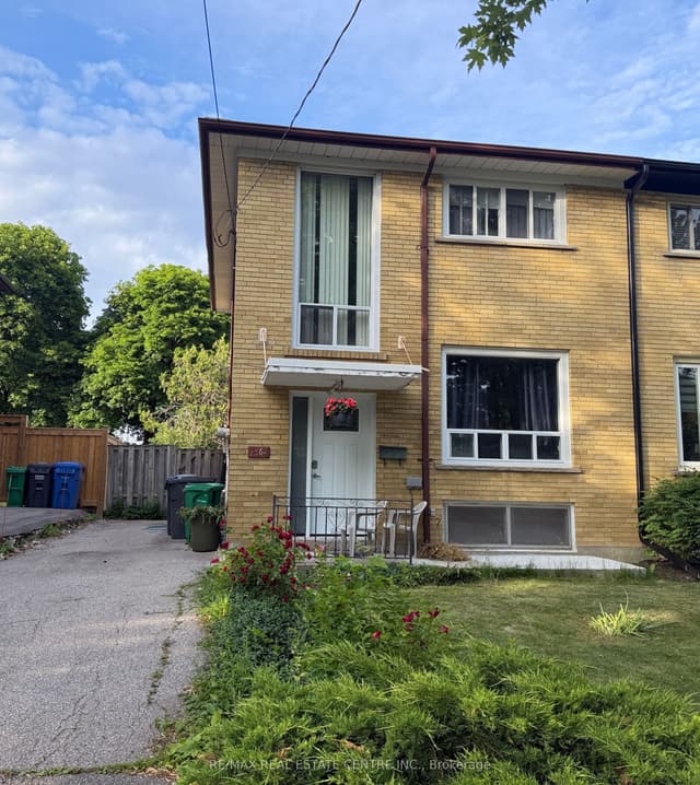 Semi-Detached at 1367 Freeport Drive, Mississauga, ON L5C 1S5
