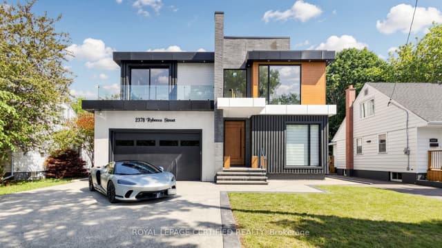 Detached at 2378 Rebecca Street, Oakville, ON L6L 2A9