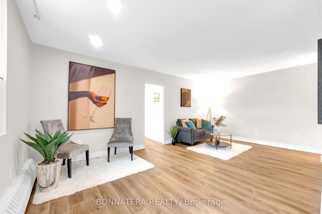 Condo Apartment at 3065 Queen Frederica Drive 905, Mississauga, ON L4Y 3A3