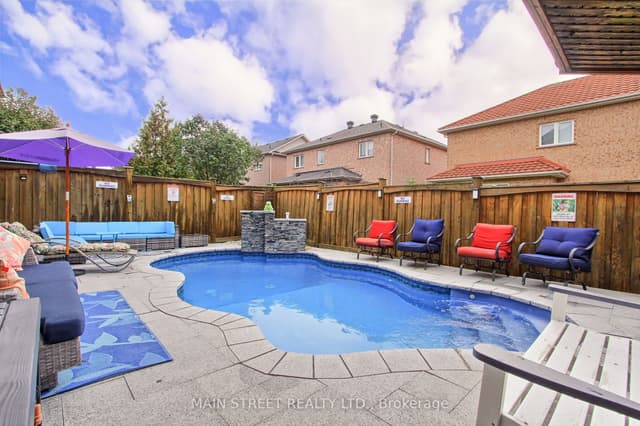 Detached at 196 Wainscot Avenue, Newmarket, ON L3X 2X4