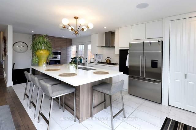 Semi-Detached at 814 Eaglemount Crescent, Mississauga, ON L5C 1N9