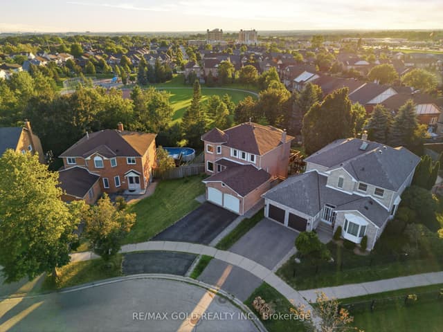 Detached at 38 Silverbirch Place, Whitby, ON L1R 1X6