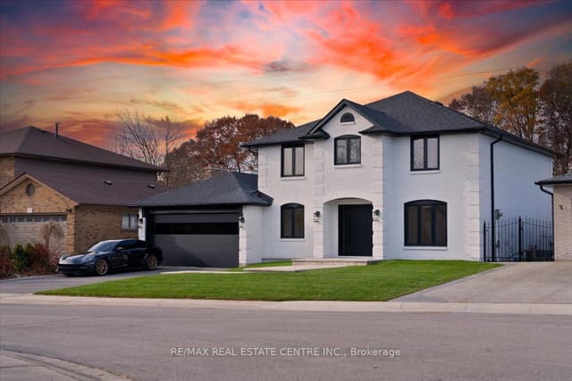 Detached at 32 Elena Court, Hamilton, ON L9C 7P7
