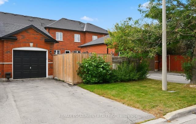 Att/Row/Townhouse at 5035 Corporate Drive, Burlington, ON L7L 7L5