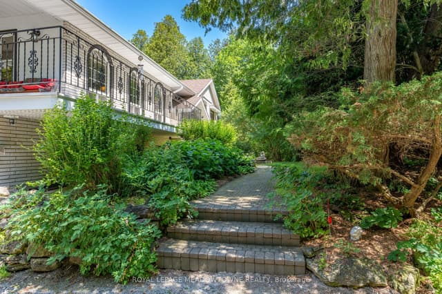 Detached at 6733 25 Side Road, Halton Hills, ON L7J 2L7