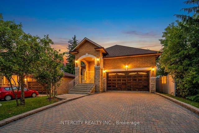 Detached at 42 Oak Avenue, Richmond Hill, ON L4C 6R7