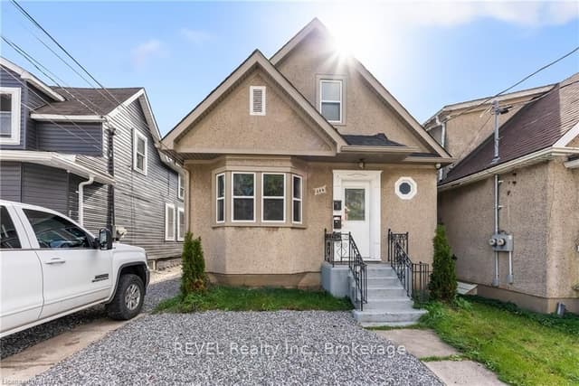 Duplex at 28 Division Street upper, St. Catharines, ON L2R 3G2