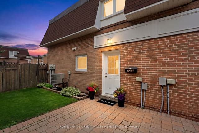 Condo Townhouse at 184 Town House Crescent 184, Brampton, ON L6W 3C6