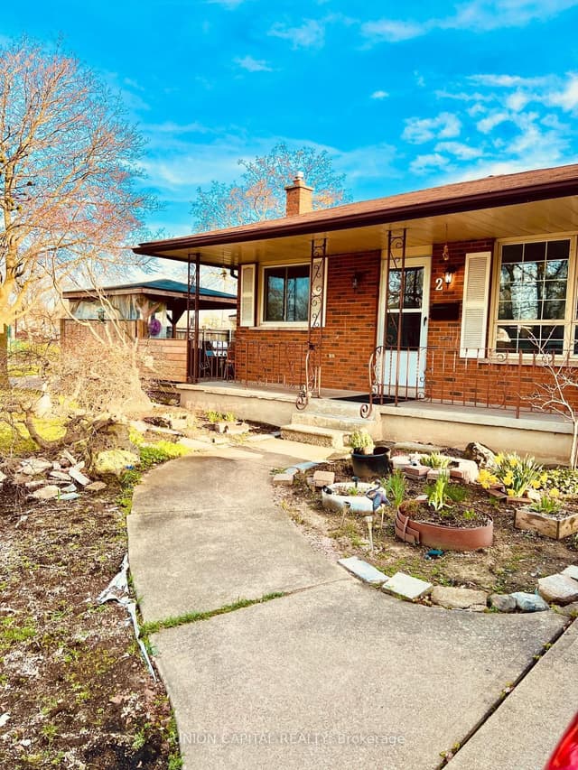 Detached at 2 Shetland Crescent, St. Catharines, ON L2P 3P7