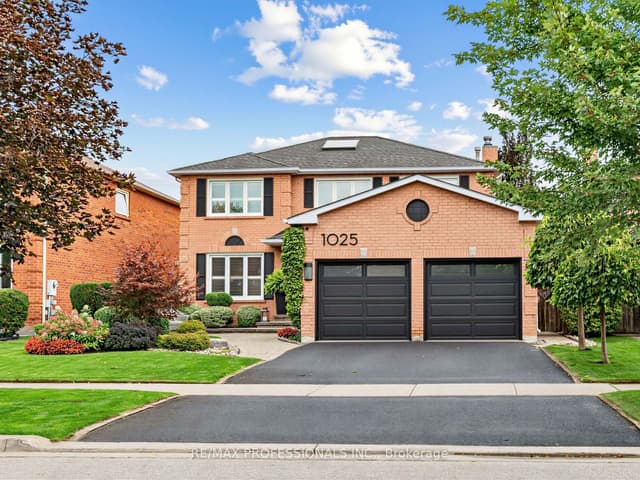 Detached at 1025 Moorelands Crescent, Pickering, ON L1W 3K3