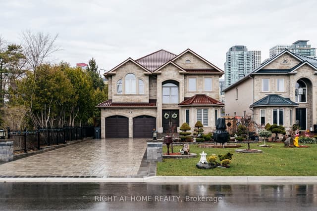 Detached at 99 Fairview Road W, Mississauga, ON L5B 1K7