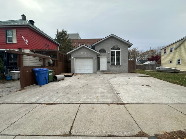 Detached at 975 Albert Road, Windsor, ON N8Y 3P1