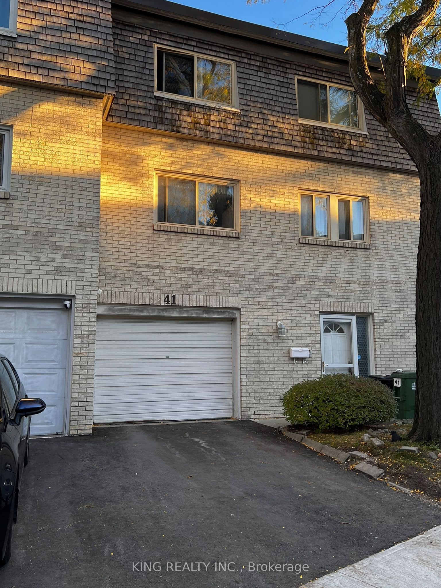 41 Courville Coachway