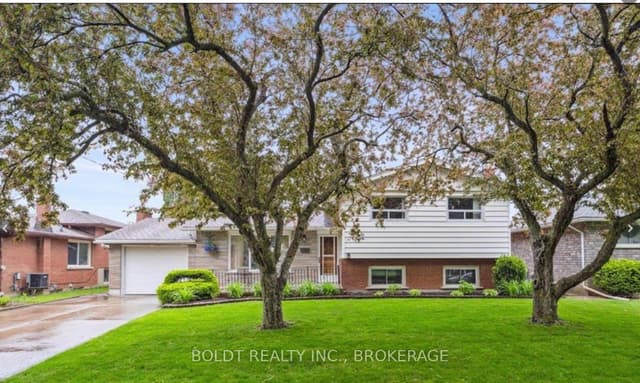 Detached at 8 Pamela Drive, Thorold, ON L2V 2X8