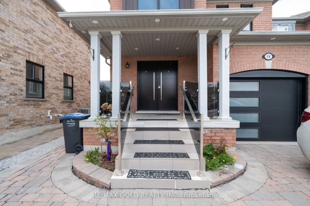 Att/Row/Townhouse at 19 Spring Valley Court, Brampton, ON L6P 2E6