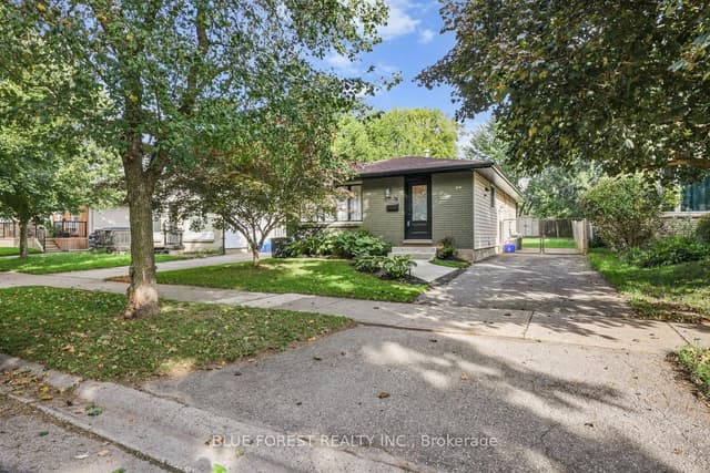 Detached at 38 Stroud Crescent, London South, ON N6E 1Z6
