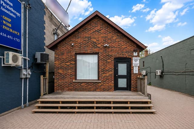 Office at 2236 Eglinton Avenue W, Toronto, ON M6E 2L3, Toronto W04