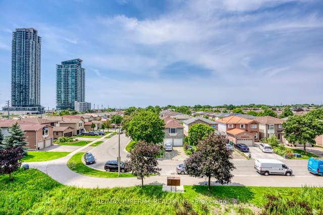 Condo Townhouse at 4020 Parkside Village Drive 7, Mississauga, ON L5B 0K2