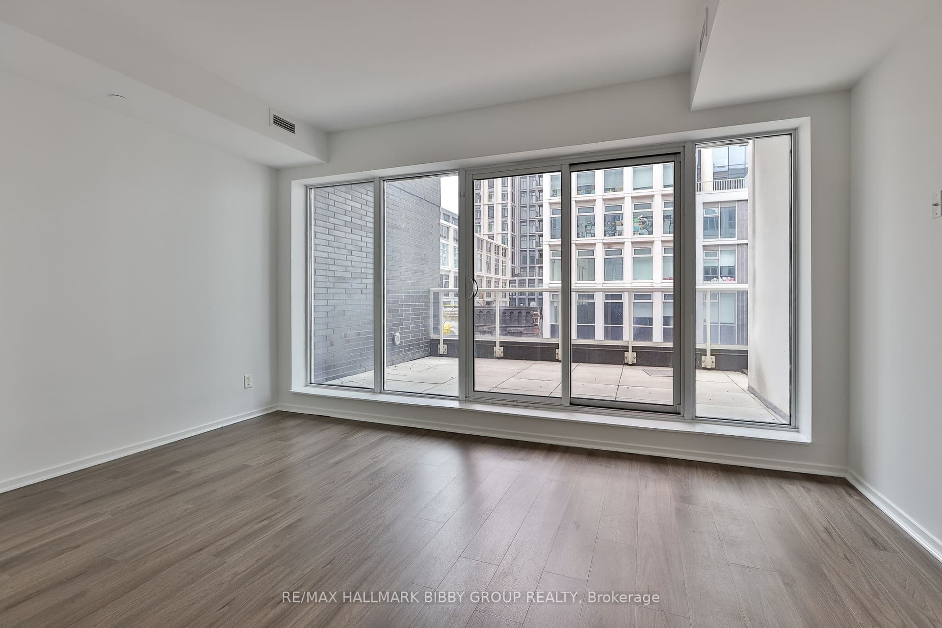 Suite 422 · Floor 4, Unit 422 · 783 Bathurst St