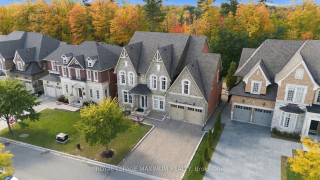 Detached at 124 Annsleywood Court, Vaughan, ON L4H 4G6