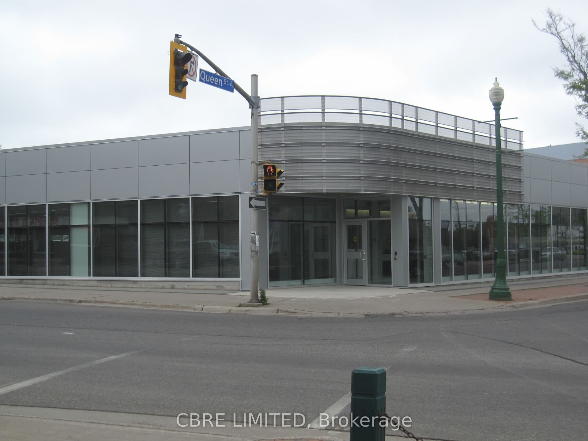 2-8 Queen St E