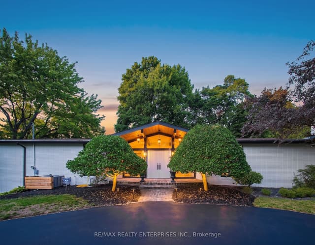 Detached at 625 Sir Richards Road, Mississauga, ON L5C 1A3