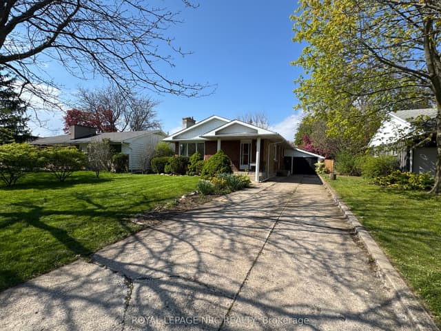 Detached at 11 Richard Street, St. Catharines, ON L2T 2E1