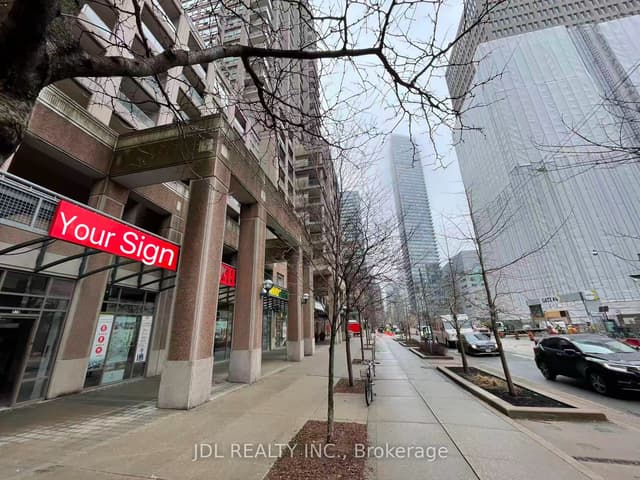 Office at 925 Bay Street R1A, Toronto, ON M5S 3L4, Toronto C01
