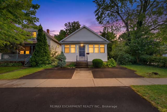 Detached at 22 Mildred Avenue, St. Catharines, ON L2R 6J1