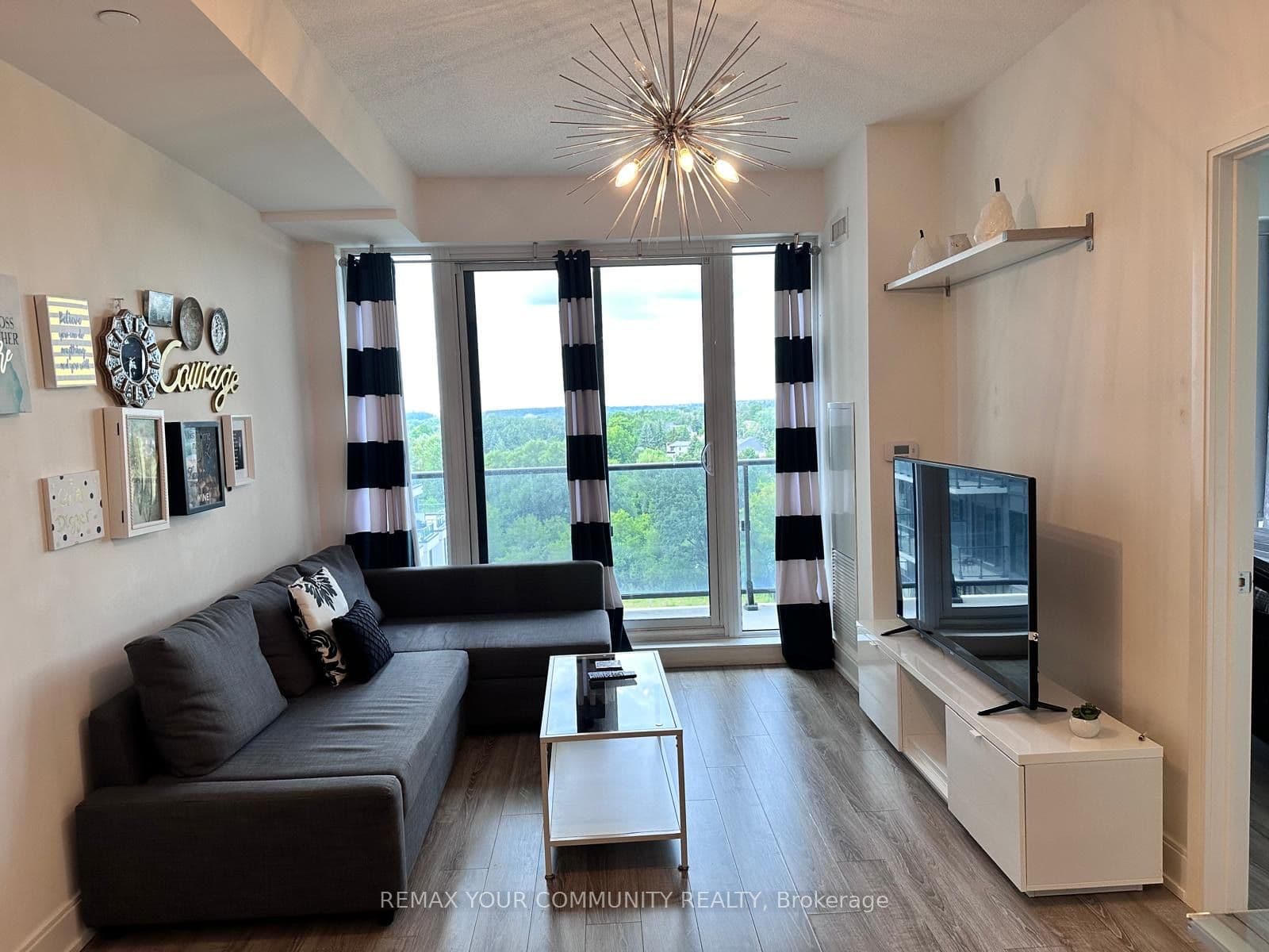 Suite 807B, Unit 807B · 9600 Yonge St