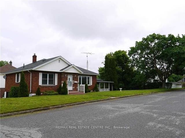 Detached at 6075 Summer Street, Niagara Falls, ON L2G 1M8