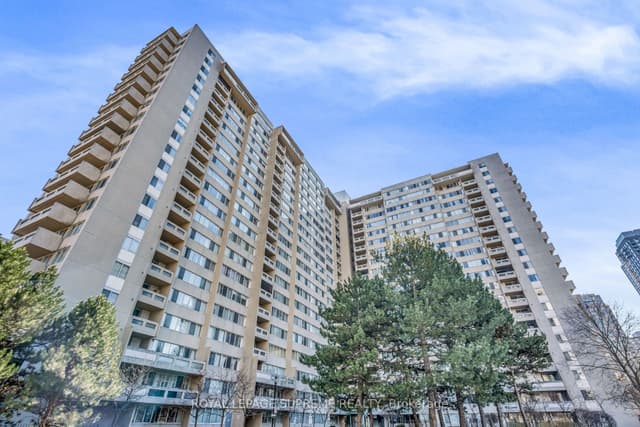 Condo Apartment at 3590 Kaneff Crescent 1907, Mississauga, ON L5A 3X3