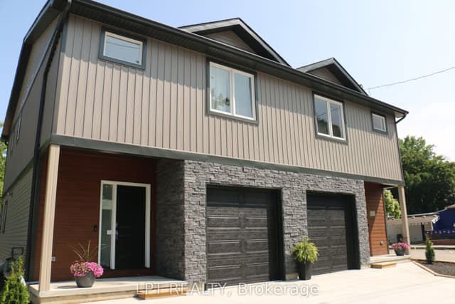 Semi-Detached at 105 King Street E, Chatham-Kent, ON N7M 3N1