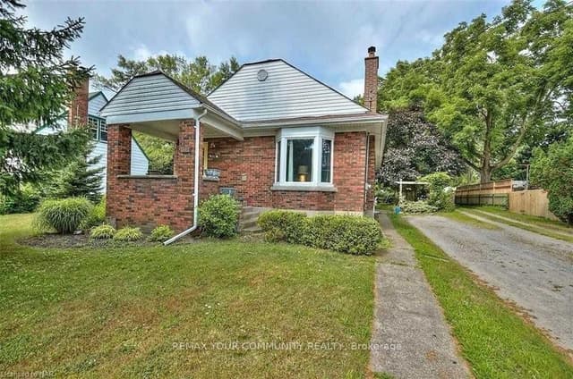 Detached at 3813 St Peter Avenue, Niagara Falls, ON L2J 2N7