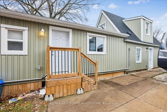 Detached at 19 Bailey Street, St. Catharines, ON L2S 1J3