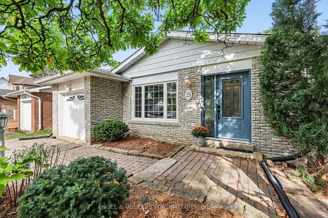 Detached at 25 Cemetery Lane, Whitchurch-Stouffville, ON L4A 6B2