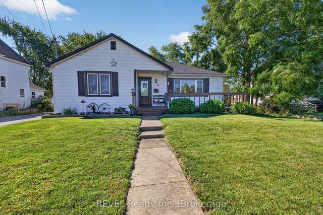 Detached at 33 Lewis Street, Fort Erie, ON L2A 2P8