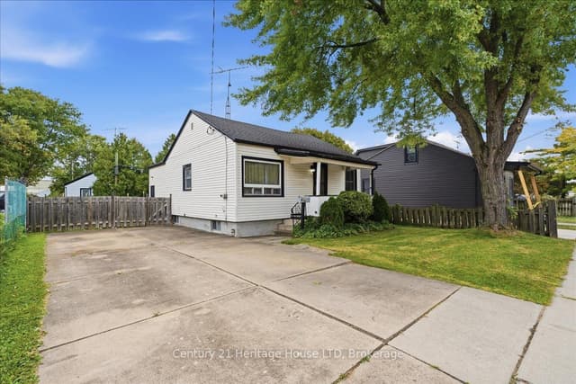 Detached at 26 Coventry Street, St. Catharines, ON L2R 2X7