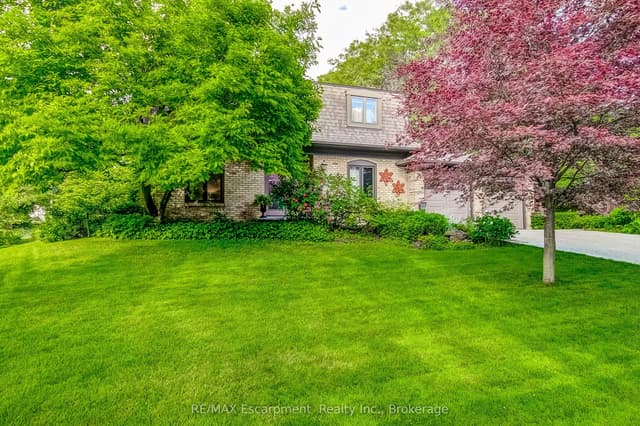 Detached at 215 Briar Hill Crescent, Hamilton, ON L9G 3M9