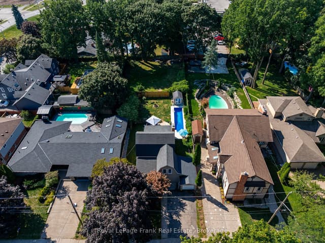 Detached at 6254 Russell Street, Niagara Falls, ON L2J 1P1